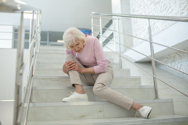 ชาเข่า ปวดเข่า เข่าอักเสบ เกิดจากอะไร อย่าประมาท อันตรายกว่าที่คิด